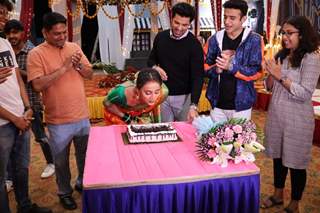 Sayli Salunkhe aka Vandana  celebrates her birthday with co-star Mohit Malik on the set of Baatein Kuch Ankhee Si 