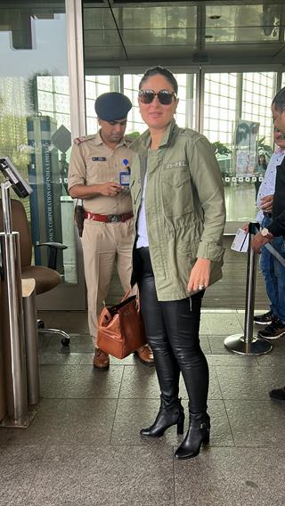 Kareena Kapoor snapped at the Mumbai airport 