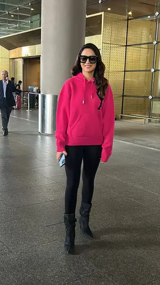 Jasmin Bhasin spotted at the Mumbai airport Thumbnail