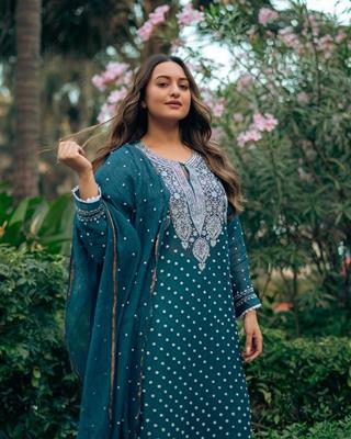 Sonakshi Sinha looks absolutely beautiful in an ethic outfit  thumbnail