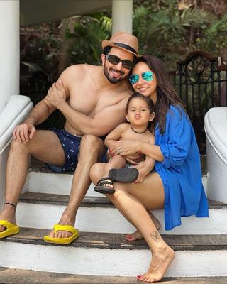 Dheeraj Dhoopar with his family thumbnail