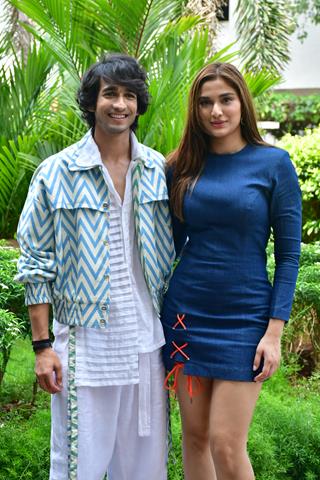 Saiee Manjrekar and Shantanu Maheshwari snapped promoting their upcoming film Auron Mein Kahan Dum Tha thumbnail