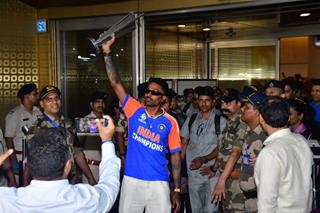 Team India snapped at the Mumbai airport thumbnail