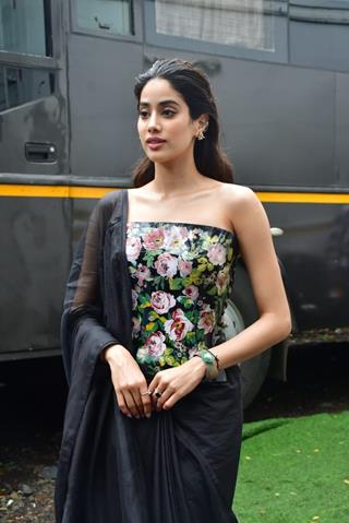 Janhvi Kapoor snapped on the set of Bigg Boss OTT for the promotion of their upcoming film Ulajh  thumbnail