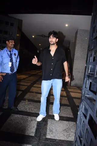 Pankaj Tripathi, Varun Dhawan & others attend Dinesh Vijan's Birthday Party Thumbnail