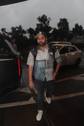 Rohit Sharma, Khushi Kapoor and others snapped at the airport thumbnail