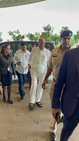 Sharad Pawar snapped at the airport thumbnail