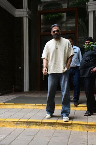 Suniel Shetty, Karisma Kapoor, Taimur Ali Khan and others snapped in the city thumbnail