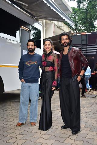 Taapsee Pannu, Vikrant Massey, Sunny Kauhsal and other celebrities snapped promoting Phir Aayi Hasseen Dillruba at Apka Apna Zakir Show thumbnail