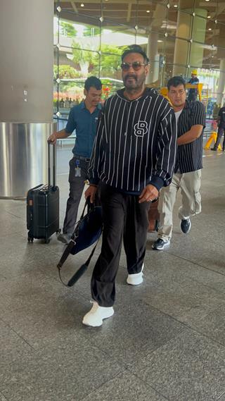 Ajay Devgn snapped at the airport thumbnail