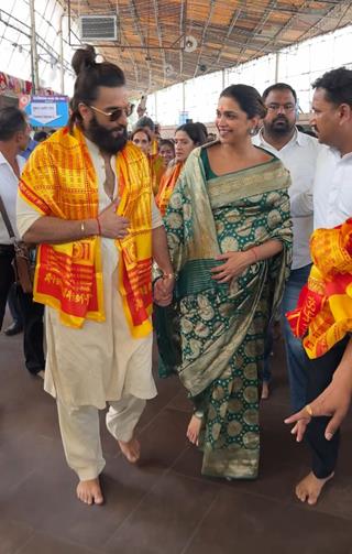 Ranveer Singh and Deepika Padukone snapped at Siddhivinayak Temple  thumbnail