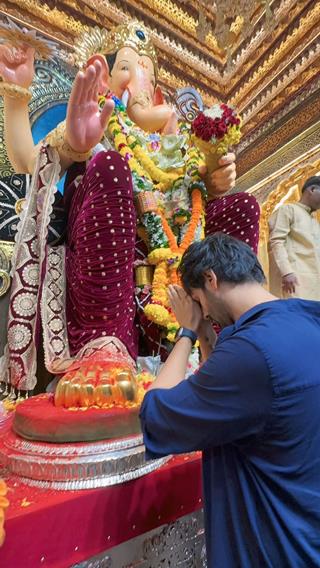 Kartik Aaryan snapped at Lalbhaug cha Raja Thumbnail