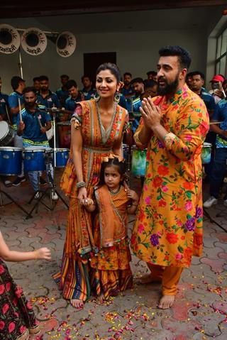 Shilpa Shetty, Raj Kundra & Shamita Shetty snapped at their Ganapati Bappa Visarjan Thumbnail