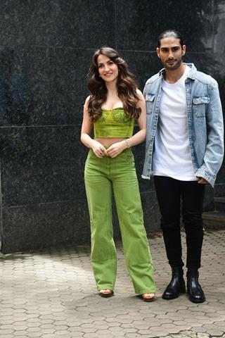 Elli AvrRam and Prateik Babbar snapped promoting their song Tere Dar Pe Sanam thumbnail