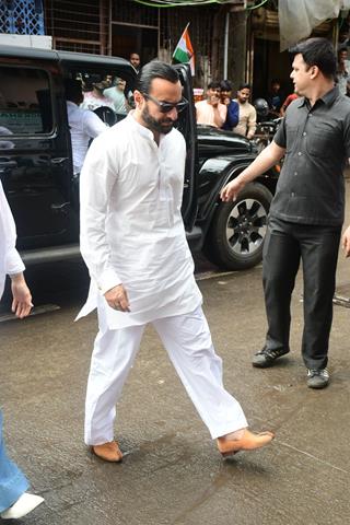 Saif Ali Khan, Kareena Kapoor Khan, Karisma Kapoor, Arbaaz Khan and other celebs arrive for Malaika Arora’s father Anil Mehta’s last rites  thumbnail