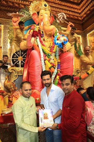 Vicky Kaushal, Jiya Shankar and other celebs snapped at Lalbhaug cha Raja  thumbnail