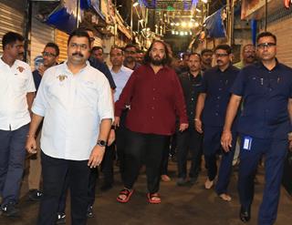 Anant Ambani and other celebs snapped at Lalbaugcha Raja Thumbnail