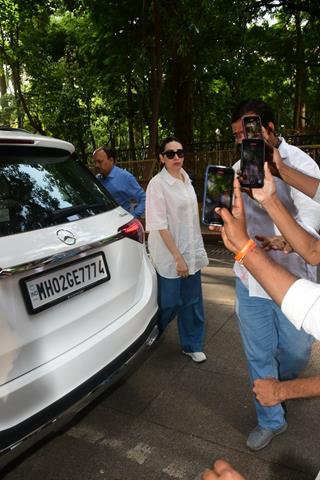 Kareena Kapoor, Karisma Kapoor and other celebs snapped outside Malaika Arora’s father’s house thumbnail