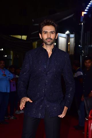 Kartik Aaryan, Triptii Dimri, Vidya Balan and other celebs snapped promoting their Upcoming film 'Bhool Bhulaiyaa 3'  thumbnail