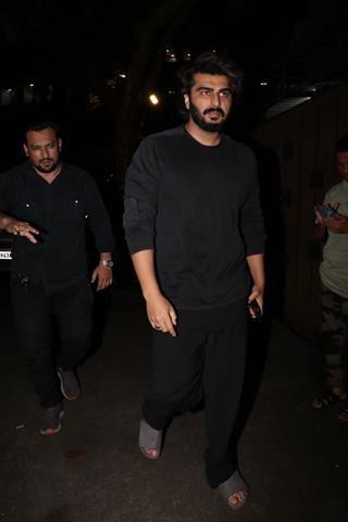 Arjun Kapoor, Gauri Khan, Karisma Kapoor and other celebs snapped outside Malaika Arora’s father’s house in Bandra thumbnail