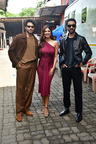 Siddhant Chaturvedi, Malavika Mohanan and Raghav Juyal snapped promoting their upcoming film 'Yudhra' on the sets of India’s Best Dancer thumbnail