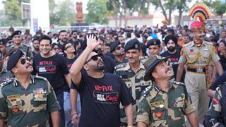 Kapil Sharma and team snapped at  Attari-Wagah Border  to promote their upcoming show ' The Great Indian Kapil Show ' thumbnail