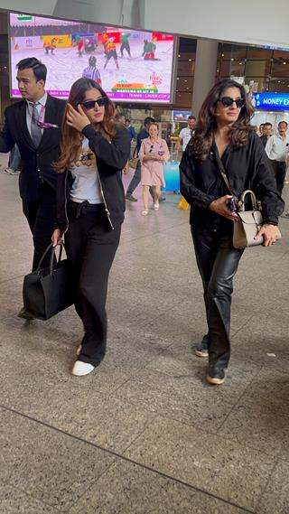 Raveena Tandon and other celebs snapped at the airport thumbnail