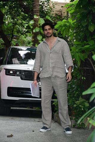 Kareena Kapoor, Sidharth Malhotra and other celebs snapped in the city  thumbnail