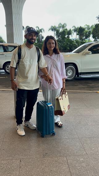 Ajinkya Rahane and other celebs snapped at the airport thumbnail