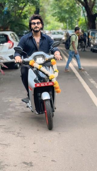 Arjun Kapoor's New EV Scooty BGauss RUV 350 thumbnail