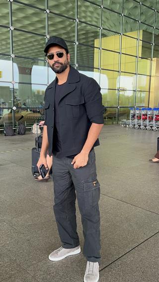 Vicky Kaushal snapped at the airport thumbnail