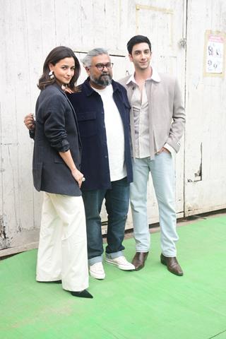 Alia Bhatt, Vedang Raina and Vasan Bala snapped promoting their upcoming film 'Jigra' at Mehboob studios thumbnail