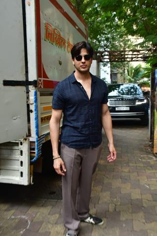 Sidharth Malhotra snapped in the city  thumbnail