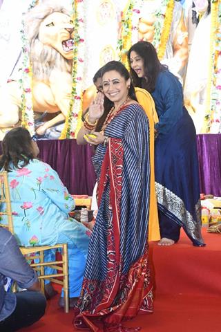 Rani Mukherji, Tanishaa Mukerji and Kajol snapped at Durga Puja Celebration thumbnail