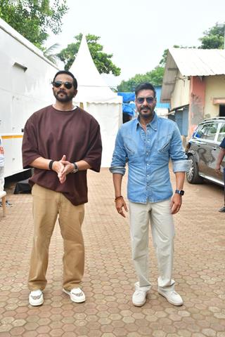 Ajay Devgn and Rohit Shetty attempt the Guinness World Record for the largest Vada Pav delivery at Airport High School & Junior College thumbnail