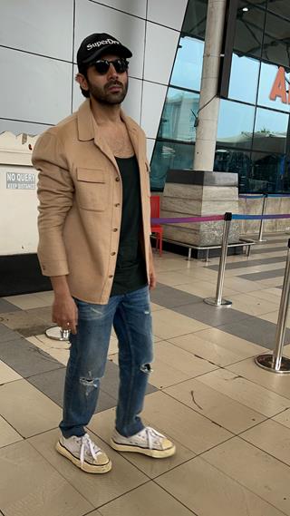 Kartik Aaryan snapped at the airport thumbnail