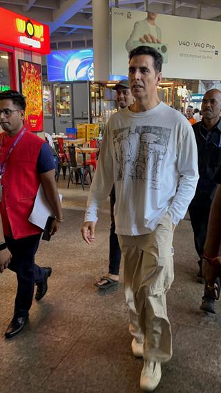 Akshay Kumar snapped at the airport  thumbnail