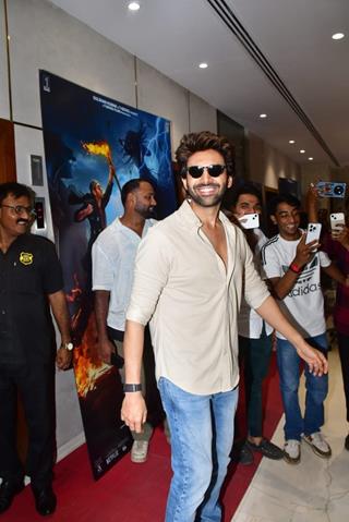 Kartik Aaryan snapped promoting their upcoming film ' Bhool Bhulaiyaa 3'  thumbnail