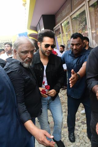 Varun Dhawan snapped promoting his upcoming series 'Citadel: Honey Bunny' at Gaiety Galaxy, Bandra thumbnail