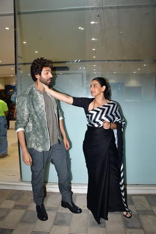 Kartik Aaryan and Vidya Balan snapped promoting their upcoming film ' Bhool Bhulaiyaa 3'  thumbnail