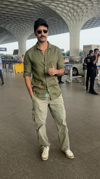 Vicky Kaushal and Esha Deol snapped at the airport thumbnail