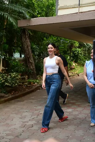 Ananya Panday celebrates her birthday with Paparazzi’s  Thumbnail