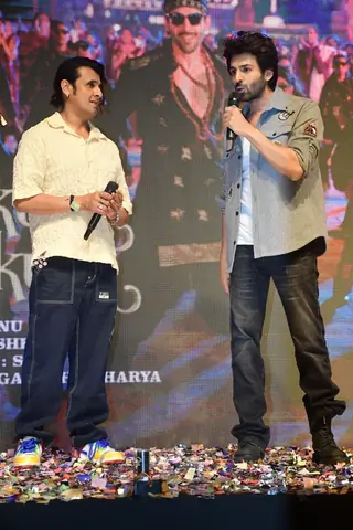 Kartik Aaryan and Sonu Nigam snapped at the song launch of  ‘Hukkush Phukkush’ from Bhool Bhulaiyaa 3 Thumbnail