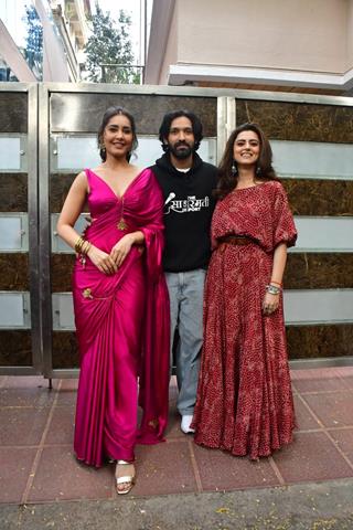 Vikrant Massey, Raashi Khanna and Ridhi Dogra snapped promoting their upcoming movie, 'The Sabarmati Report' thumbnail