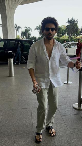 Kartik Aaryan, Sunny Deol and Bhushan Kumar snapped at the airport thumbnail