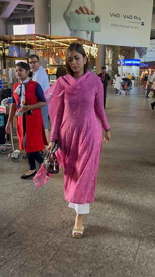 Mrunal Thakur, Nikhil Dwivedi and other celebs snapped at the airport thumbnail