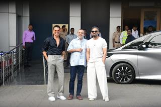 Akshay Kumar, Suniel Shetty and Paresh Rawal snapped at Kalina airport thumbnail