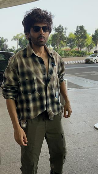 Kartik Aaryan, Raashii Khanna and other celebs snapped at the airport thumbnail