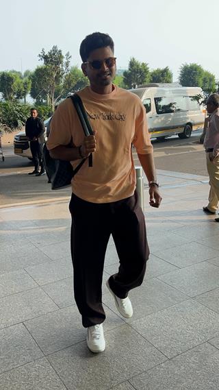 Shreyas Iyer and KSI snapped at the airport thumbnail