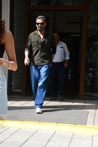 Suniel Shetty and other celebs snapped in the city thumbnail